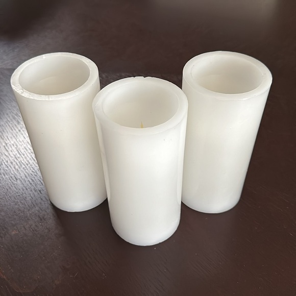Set of three white real wax battery-operated candles - Picture 1 of 4